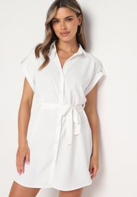 Born2be - Biała Koszulowa Sukienka o Rozkloszowanym Kroju z Paskiem w Talii Vikiana. Okazja: na spotkanie biznesowe. Kolor: biały. Długość rękawa: krótki rękaw. Typ sukienki: koszulowe. Styl: elegancki, biznesowy #5