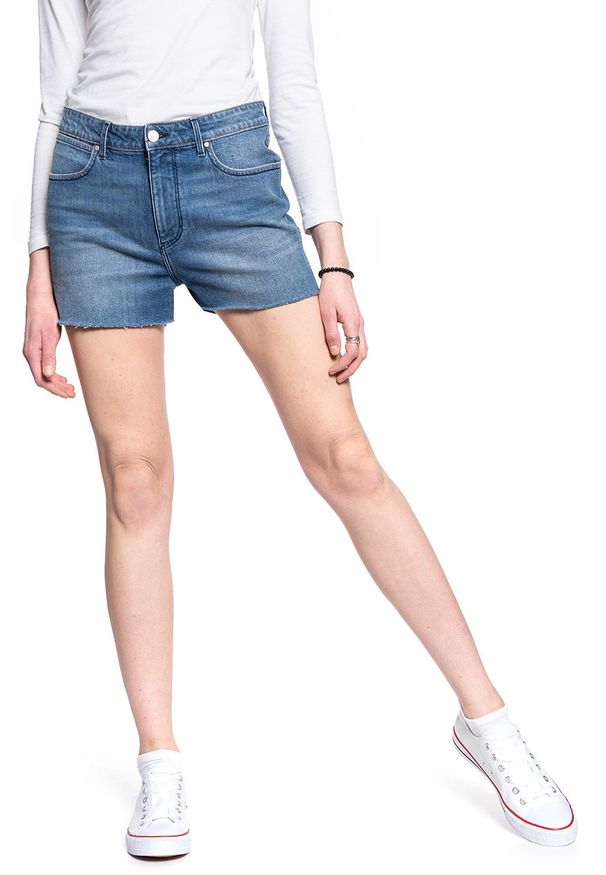 Wrangler - DAMSKIE SHORTY JEANSOWE WRANGLER BOYFRIEND SHORT WORN BLUE W22KKN079. Materiał: jeans