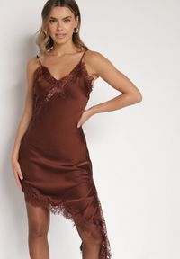 Born2be - Brązowa Asymetryczna Sukienka z Satyny Ozdobiona Koronką Monivea. Okazja: na co dzień. Kolor: brązowy. Materiał: satyna, koronka. Długość rękawa: na ramiączkach. Wzór: aplikacja, koronka. Typ sukienki: asymetryczne. Styl: casual, klasyczny #1