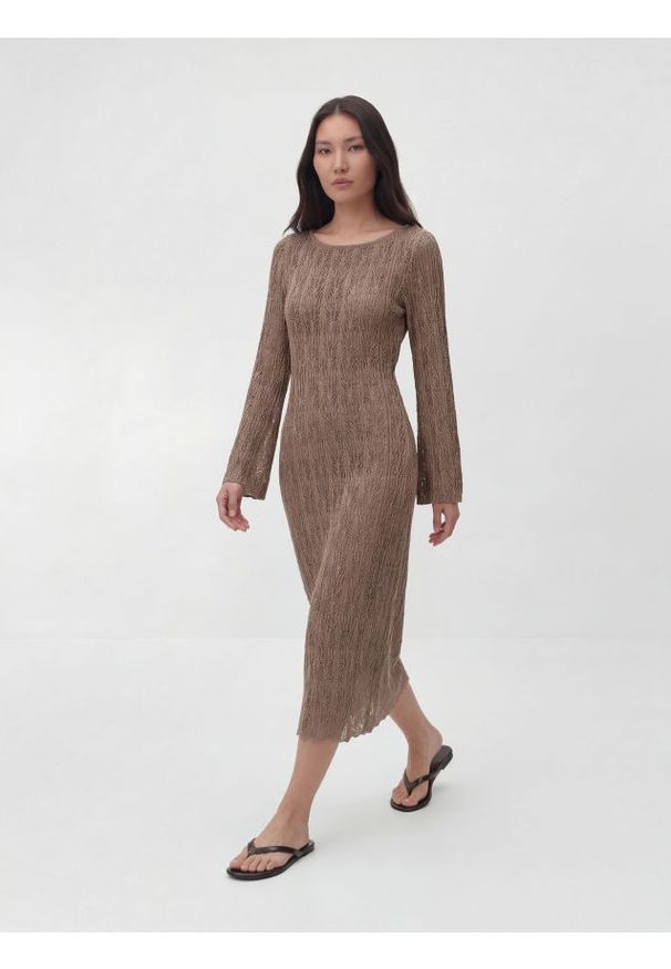 Reserved - Ażurowa sukienka maxi - brązowy. Kolor: brązowy. Materiał: dzianina. Wzór: ażurowy. Typ sukienki: proste. Długość: maxi