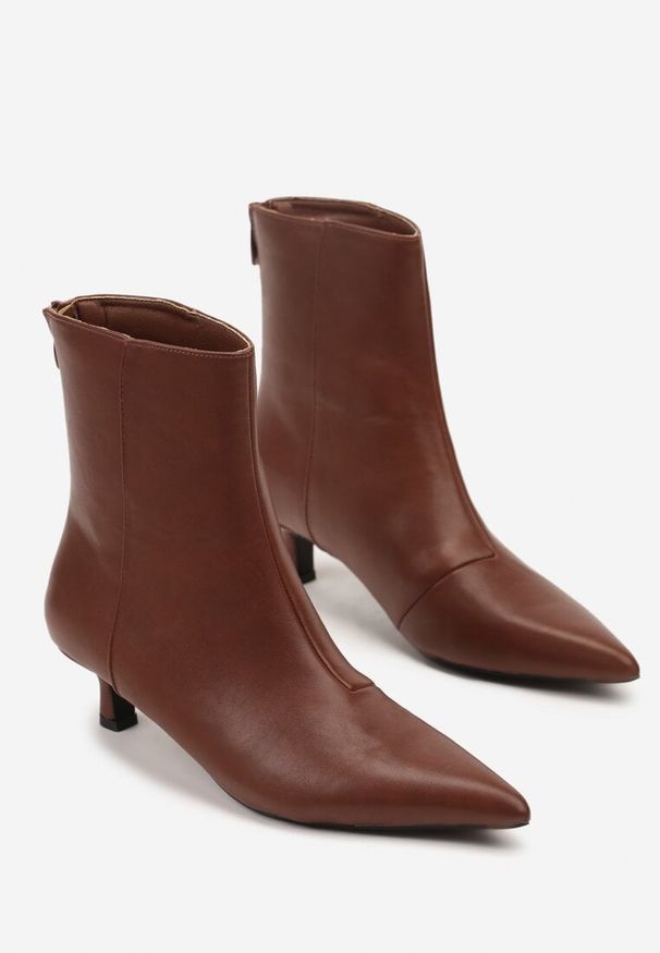 Renee - Brązowe Botki Vices na Kaczuszce Falomara. Okazja: na co dzień. Kolor: brązowy. Materiał: jeans. Obcas: na szpilce. Styl: casual. Wysokość obcasa: średni