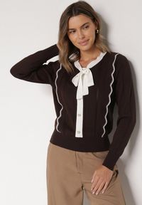 Born2be - Brązowy Sweter z Wiskozą Ozdobiony Kokardą Eleganckimi Guzikami i Kontrastowymi Detalami Miariel. Okazja: na co dzień. Typ kołnierza: kokarda. Kolor: brązowy. Materiał: wiskoza. Długość rękawa: długi rękaw. Długość: długie. Wzór: aplikacja. Styl: elegancki #3