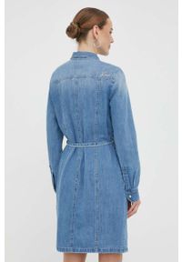 Guess sukienka jeansowa kolor niebieski mini prosta. Kolor: niebieski. Materiał: jeans. Długość rękawa: długi rękaw. Typ sukienki: proste. Długość: mini #5
