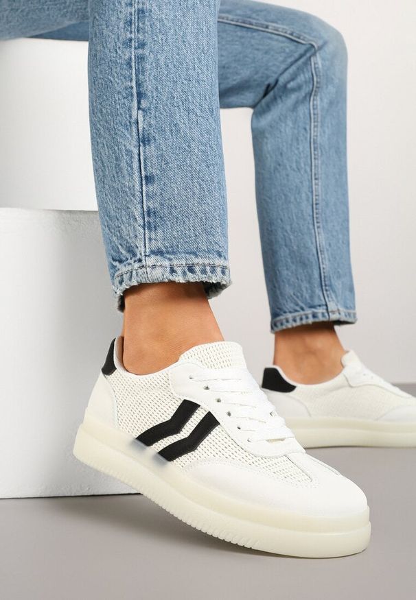 Born2be - Białe Sneakersy w Stylu Tenisówek z Geometrycznymi Paskami Falenira. Okazja: na spacer. Zapięcie: pasek. Kolor: biały. Materiał: jeans. Wzór: geometria. Sport: turystyka piesza