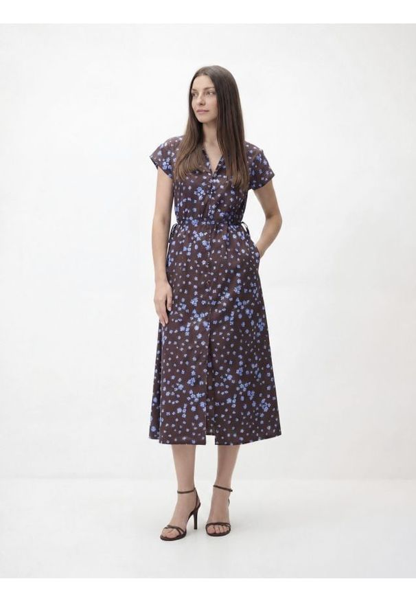 Reserved - Sukienka midi w kwiaty - ciemnobrązowy. Kolor: brązowy. Materiał: bawełna. Wzór: kwiaty. Długość: midi