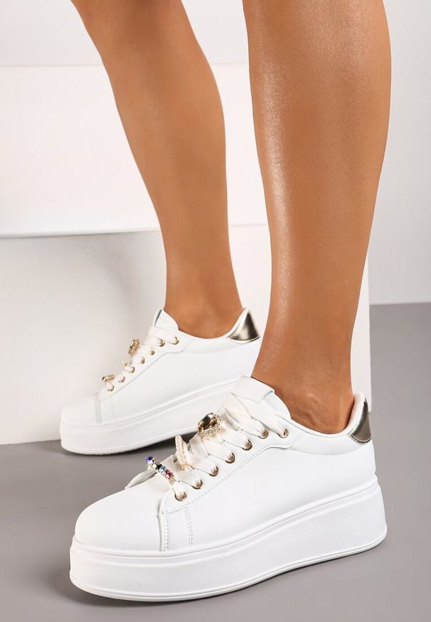 Renee - Białe Sneakersy na Platformie z Zawieszkami na Sznurówkach Ellamas. Okazja: na co dzień. Nosek buta: okrągły. Kolor: biały. Materiał: jeans. Wzór: aplikacja. Obcas: na platformie. Sport: turystyka piesza