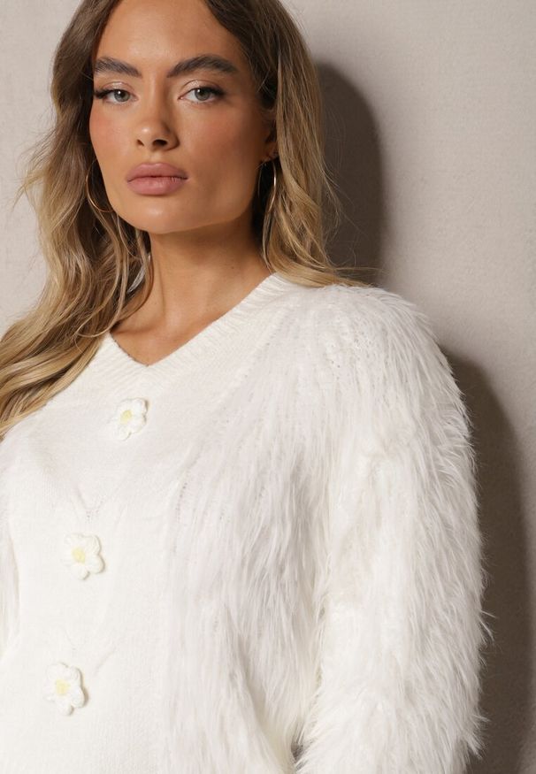 Renee - Biały Sweter z Długim Włosiem i Wełną z Guzikami w Kształcie Kwiatów Meriwine. Kolor: biały. Materiał: wełna. Długość: długie. Wzór: kwiaty. Sezon: zima