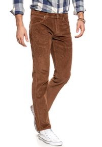 Wrangler - WRANGLER SPODNIE MĘSKIE GREENSBORO RUSSET BROWN W15QA2XMA. Materiał: sztruks