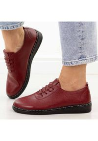 Jezzi - Bordowe półbuty damskie Unisoft 5933. Okazja: na co dzień, na spotkanie biznesowe. Nosek buta: okrągły. Zapięcie: bez zapięcia. Kolor: czerwony. Materiał: skóra. Szerokość cholewki: normalna. Sezon: wiosna, jesień. Styl: casual, biznesowy, elegancki, klasyczny #1