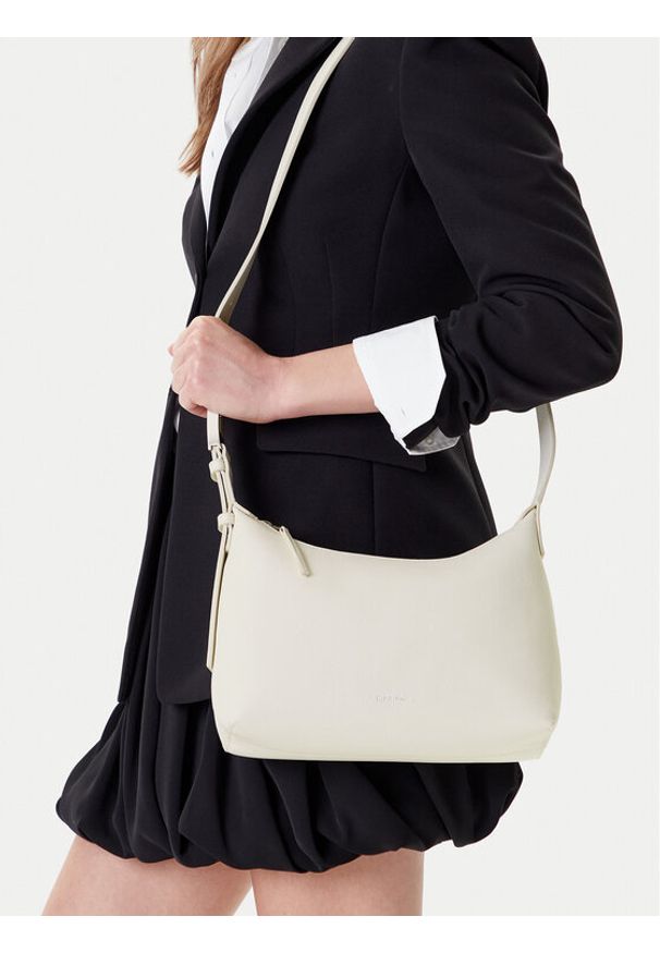 Calvin Klein Torebka Hardware Strap Medium Crossbody K60K613028 Biały. Kolor: biały. Materiał: skórzane