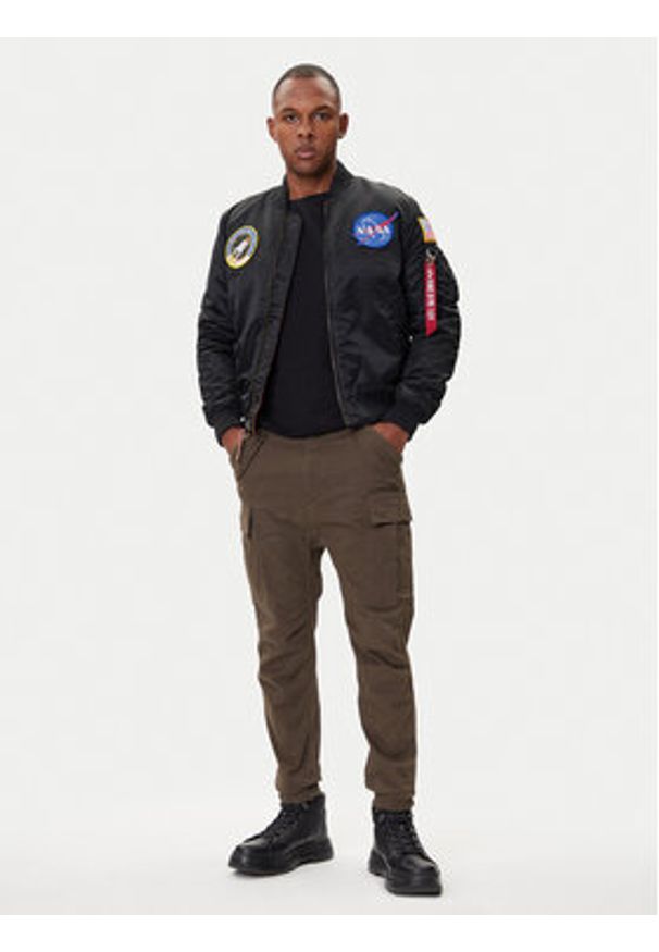 Alpha Industries Joggery Airman 188201 Zielony Tapered Fit. Kolor: zielony. Materiał: bawełna