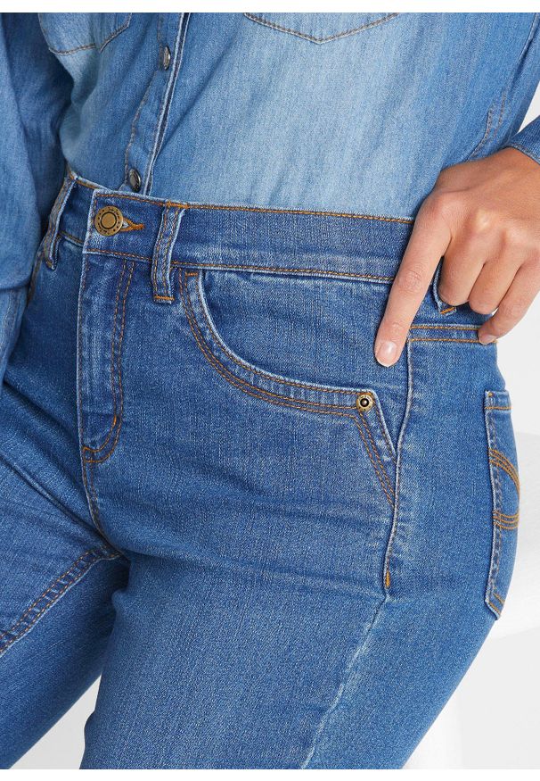bonprix - Rybaczki dżinsowe ze stretchem, Slim Fit, mid waist. Kolor: niebieski