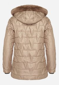 Born2be - Brązowa Pikowana Kurtka z Kapturem z Futerkiem Azilma. Okazja: na co dzień, na spacer. Typ kołnierza: kaptur. Kolekcja: plus size. Kolor: brązowy. Materiał: futro. Wzór: aplikacja. Styl: klasyczny, casual #4