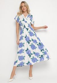 Born2be - Niebiesko-Biała Kopertowa Sukienka z Bawełną w Kwiaty Tdivana. Okazja: na spacer. Typ kołnierza: dekolt w kształcie V. Kolor: niebieski. Materiał: bawełna. Wzór: kwiaty. Sezon: wiosna, lato. Typ sukienki: kopertowe. Styl: elegancki #2