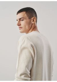 Ochnik - Biały sweter męski z logo. Okazja: na co dzień. Kolor: biały. Materiał: bawełna. Długość: długie. Styl: casual #4