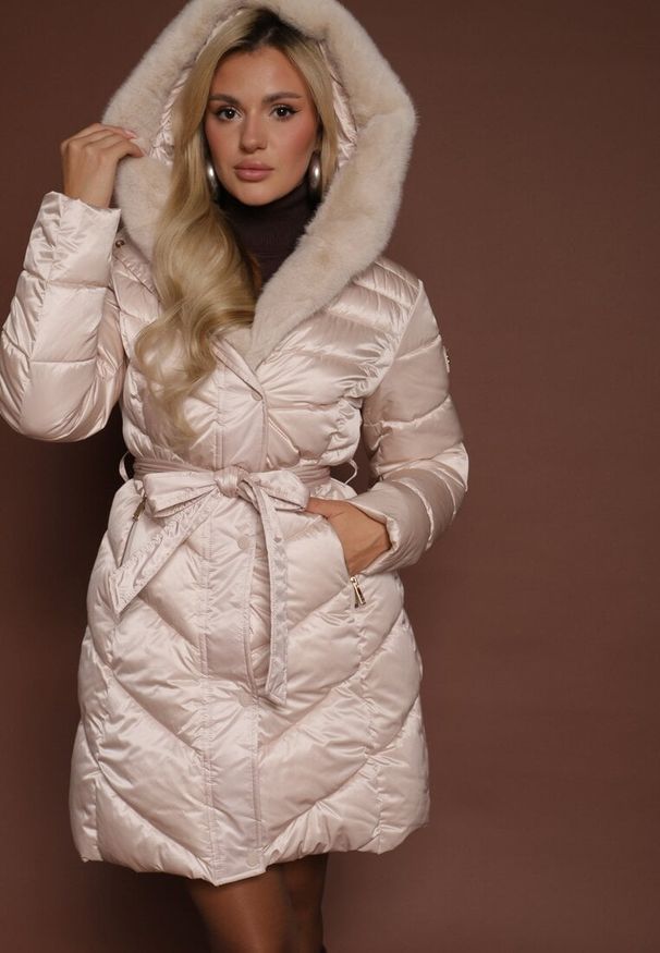 Renee - Beżowa Kurtka z Pikowanym Przeszyciami Wiązanym Paskiem i Kapturem z Futrem Fenida. Kolor: beżowy. Materiał: futro. Styl: elegancki