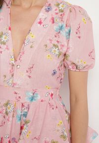 Born2be - Różowa Bawełniana Sukienka w Kwiaty o Rozkloszowanym Kroju z Falbankami Norittia. Okazja: na co dzień. Typ kołnierza: kołnierz z falbankami. Kolor: różowy. Materiał: bawełna. Długość rękawa: krótki rękaw. Wzór: kwiaty. Styl: elegancki, casual #7