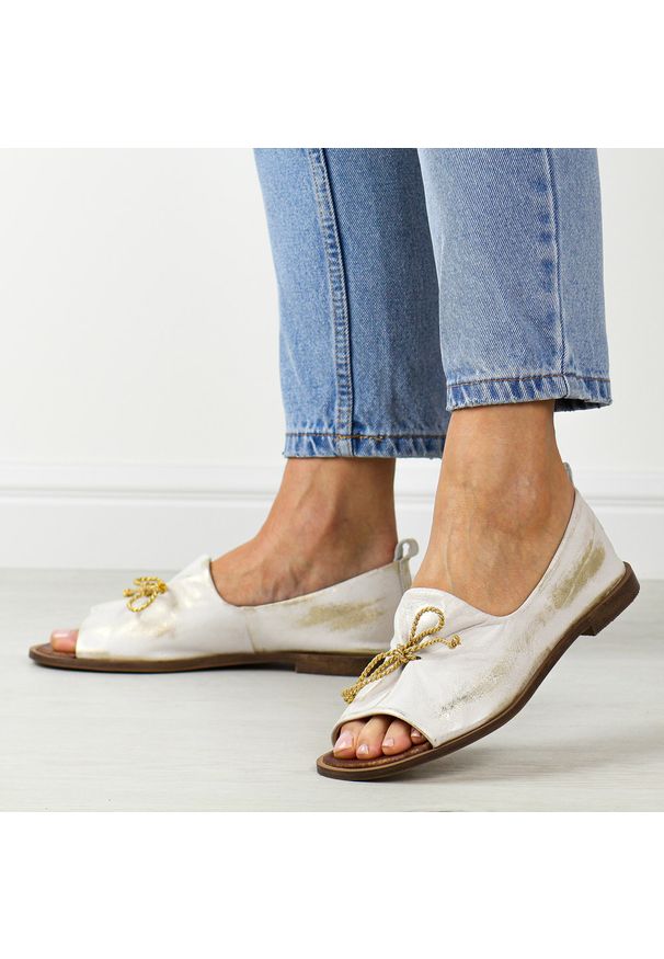 DEONI - Złote przecierane skórzane Polskie sandały damskie z zakrytą piętą Deoni D488d. Zapięcie: bez zapięcia. Kolor: złoty. Materiał: skóra. Sezon: wiosna, lato. Styl: klasyczny