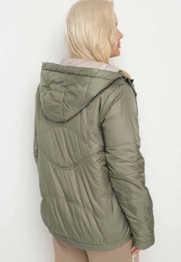 Born2be - Zielona Kurtka Pikowana z Kapturem Karbia. Okazja: na co dzień. Typ kołnierza: kaptur. Kolekcja: plus size. Kolor: zielony. Styl: elegancki, casual