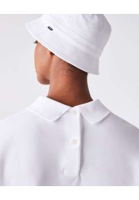 Lacoste - LACOSTE - Biała koszulka polo z logo Boxy Fit. Typ kołnierza: polo. Kolor: biały. Materiał: bawełna. Wzór: aplikacja #2