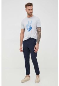 Guess spodnie z domieszką lnu męskie kolor granatowy joggery. Kolor: niebieski. Materiał: len