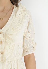 Born2be - Beżowa Sukienka z Ażurowej Tkaniny z Gumką w Pasie i Falbankami Culissa. Typ kołnierza: kołnierz z falbankami. Kolor: beżowy. Materiał: tkanina. Wzór: ażurowy #5