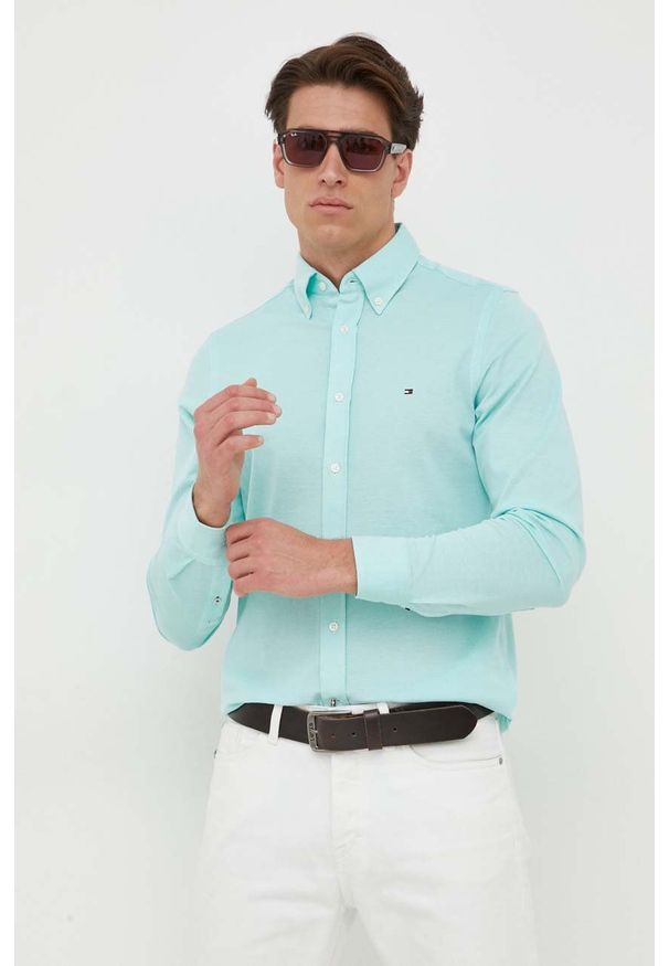TOMMY HILFIGER - Tommy Hilfiger koszula bawełniana męska kolor turkusowy slim z kołnierzykiem button-down. Typ kołnierza: button down. Kolor: turkusowy. Materiał: bawełna. Wzór: aplikacja