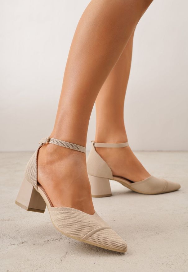 Born2be - Ciemnobeżowe Strukturalne Czółenka VICES na Słupku z Paskiem wokół Kostki Kallimei. Okazja: na co dzień, na spotkanie biznesowe. Zapięcie: pasek. Kolor: beżowy. Materiał: jeans. Obcas: na słupku. Styl: casual, biznesowy, elegancki