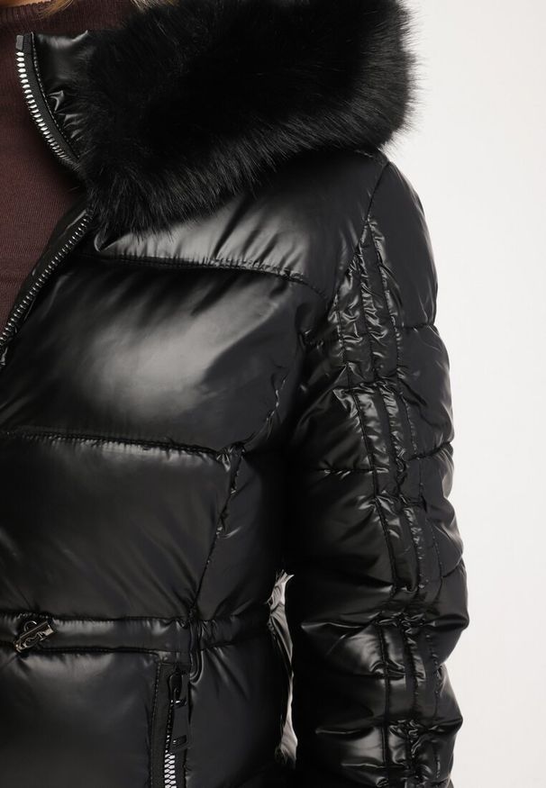 Born2be - Czarna Kurtka Pikowana z Futrzanym Kapturem Ficy. Kolor: czarny. Materiał: futro. Długość: długie. Wzór: aplikacja