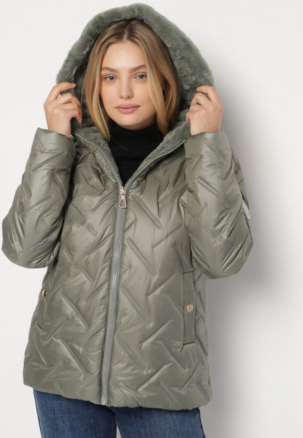 Born2be - Zielona Pikowana Kurtka o Prostym Kroju z Kapturem Avilerie. Okazja: na co dzień. Typ kołnierza: kaptur. Kolekcja: plus size. Kolor: zielony. Materiał: jeans. Styl: casual, elegancki
