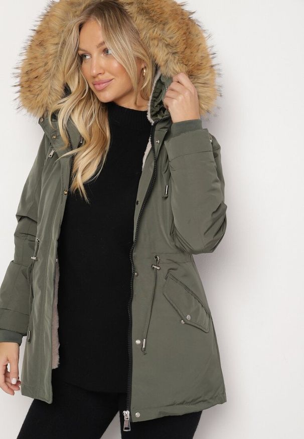 Born2be - Ciemnozielona Zimowa Kurtka Parka z Odpinanym Futerkowym Zdobieniem i Kapturem Sialinnea. Okazja: na co dzień. Kolor: zielony. Wzór: aplikacja. Sezon: zima. Styl: klasyczny, casual, elegancki