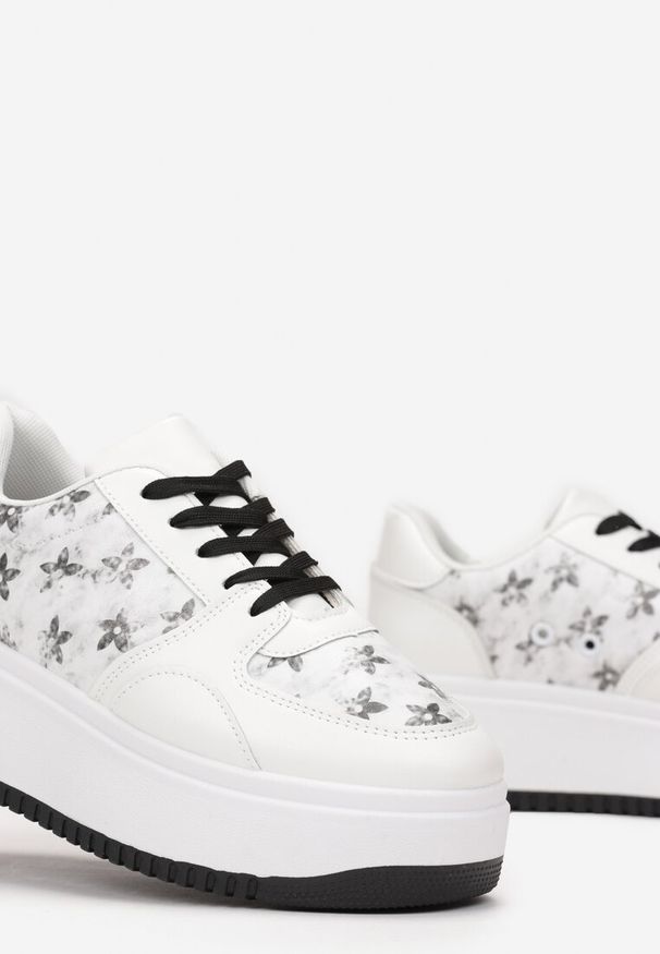 Renee - Biało-Czarne Sneakersy na Platformie z Nadrukiem w Kwiaty Chedora. Kolor: biały. Wzór: nadruk, kwiaty. Obcas: na platformie