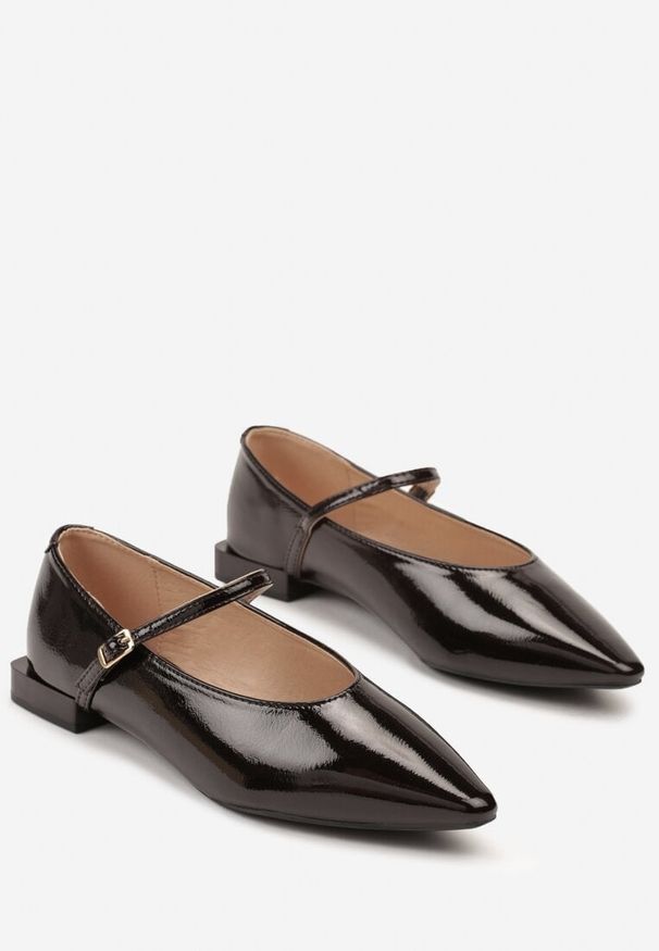 Renee - Brązowe Balerinki Mary Jane Vices z Geometrycznym Obcasem i Skórzaną Wkładką Vermene. Okazja: na randkę, na spacer. Zapięcie: pasek. Kolor: brązowy. Materiał: skóra. Wzór: geometria. Obcas: na obcasie. Wysokość obcasa: średni