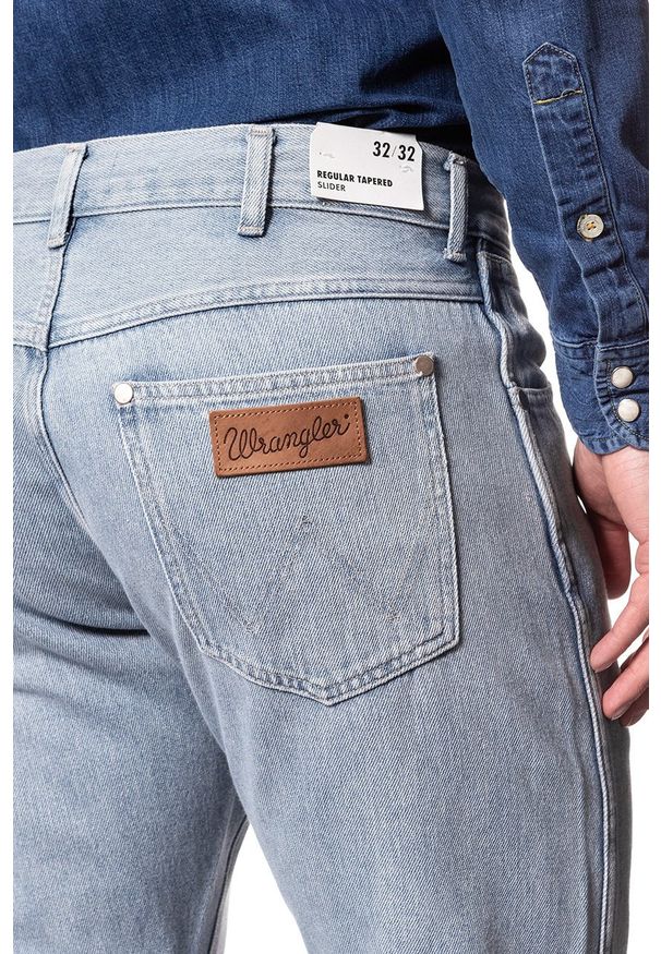 Wrangler - WRANGLER SPODNIE MĘSKIE SLIDER ICE BLUE W18RWG72B 112127409