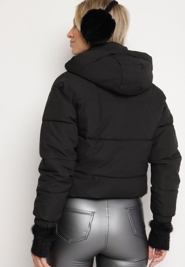 Born2be - Czarna Dwustronna Kurtka Pikowana z Kapturem Mesfinna. Typ kołnierza: kaptur. Kolor: czarny. Wzór: nadruk, aplikacja, geometria