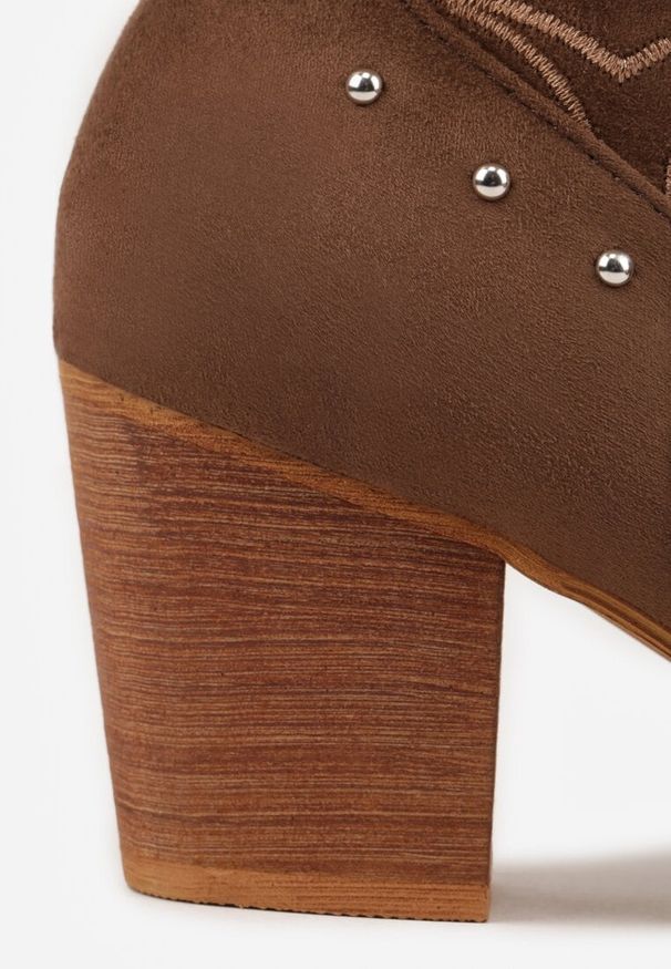 Renee - Brązowe Ażurowe Botki Kowbojki VICES na Stożku Zdobione Nitami Sennatea. Okazja: na spacer. Kolor: brązowy. Materiał: zamsz, jeans. Wzór: ażurowy, aplikacja. Sezon: lato. Obcas: na stożku. Styl: elegancki, boho. Wysokość obcasa: średni
