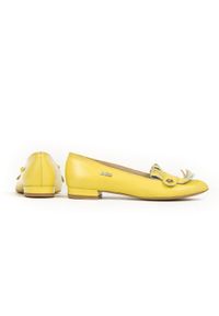 Zapato - żółte balerinki z frędzlami - skóra naturalna - model 046 - kolor bananowy (36). Zapięcie: bez zapięcia. Kolor: żółty. Materiał: skóra. Wzór: kolorowy, motyw zwierzęcy, kwiaty. Obcas: na obcasie. Styl: klasyczny. Wysokość obcasa: średni #3