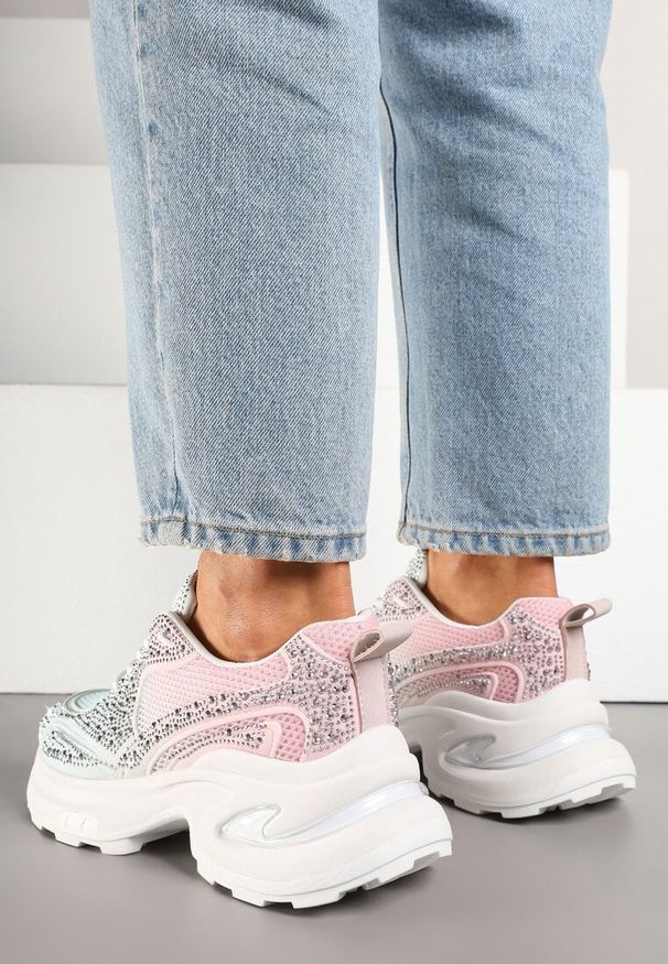 Renee - Biało-Różowe Sneakersy na Platformie Ozdobione Cyrkoniami Luria. Okazja: na co dzień. Nosek buta: okrągły. Kolor: biały. Materiał: jeans. Wzór: aplikacja. Obcas: na platformie