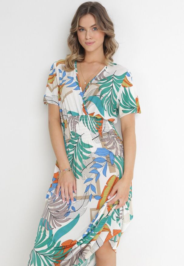 Born2be - Biało-Zielona Sukienka z Kopertowym Dekoltem i Gumkami w Pasie Kensy. Okazja: na co dzień. Typ kołnierza: dekolt w serek. Kolor: biały. Typ sukienki: kopertowe. Styl: casual