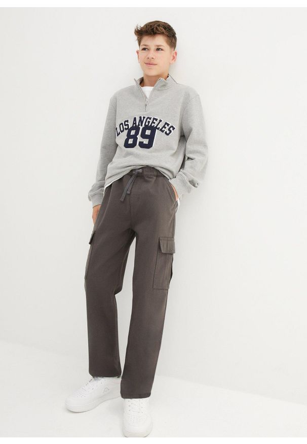 bonprix - Spodnie cargo o kroju loose fit, z gumką w pasie i prostymi nogawkami, uszyte z czystej bawełny. Kolor: szary. Materiał: bawełna