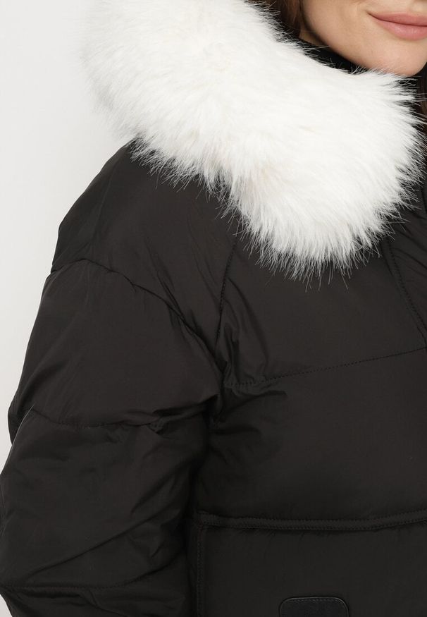 Born2be - Czarna Kurtka Pikowana z Odpinanym Futerkiem Nomizia. Okazja: na co dzień, na spacer. Kolor: czarny. Materiał: futro. Sezon: zima. Styl: casual, elegancki