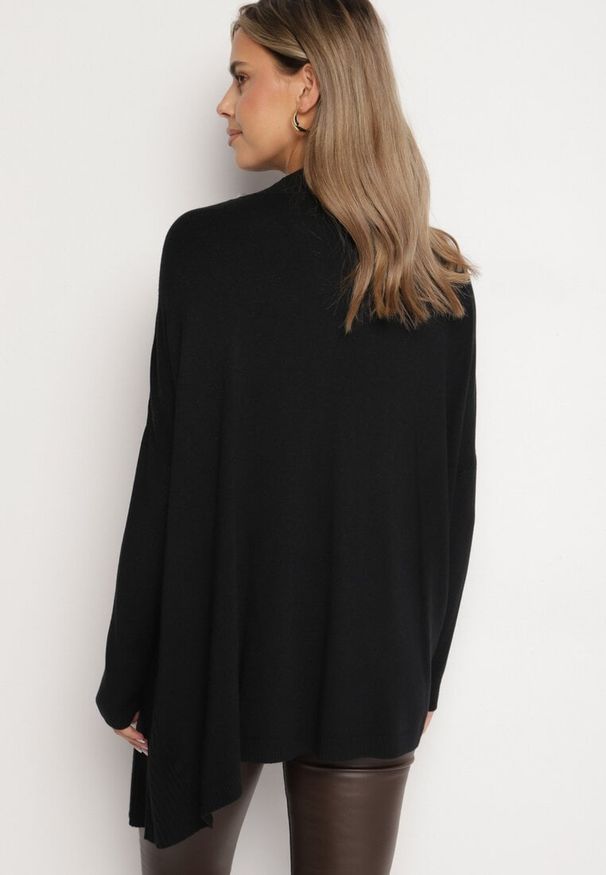 Born2be - Czarny Golf z Wiskozą o Asymetrycznym Kroju i Nietoperzowych Rękawach Reandriael. Okazja: na spotkanie biznesowe, na co dzień. Typ kołnierza: golf. Kolor: czarny. Materiał: wiskoza. Styl: elegancki, casual, klasyczny, biznesowy