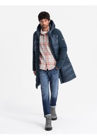 Ombre Clothing - Pikowana długa męska kurtka z dużymi kieszeniami – granatowa V4 OM-JALJ-0165 - XXL. Typ kołnierza: kaptur. Kolor: niebieski. Materiał: poliester, syntetyk, nylon, materiał, tkanina. Długość: długie. Wzór: gładki, aplikacja