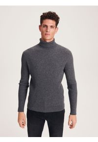 Reserved - Wełniany golf o prążkowym splocie - ciemnoszary. Typ kołnierza: golf. Kolor: szary. Materiał: wełna. Wzór: prążki, ze splotem #1