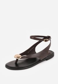 Born2be - Brązowe Sandały Typu Japonki Ozdobione Okrągłą Aplikacją Vikianae. Okazja: na co dzień. Nosek buta: okrągły. Zapięcie: sprzączka. Kolor: brązowy. Materiał: jeans. Wzór: aplikacja. Sezon: lato. Styl: casual, elegancki, boho #4