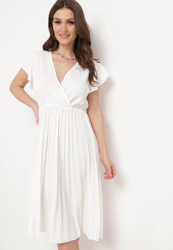 Born2be - Biała Rozkloszowana Sukienka Midi z Kopertową Górą i Plisowanym Dołem Alissu. Kolor: biały. Typ sukienki: kopertowe. Styl: klasyczny, elegancki. Długość: midi