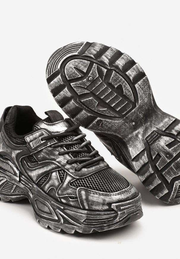 Renee - Czarne Sneakersy w Streetwearowym Stylu na Podeszwie z Tłoczeniami Neodeoriel. Okazja: na co dzień. Kolor: czarny. Obcas: na platformie