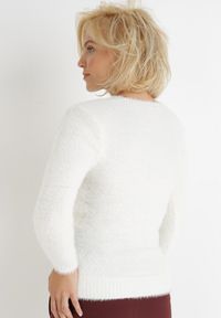Born2be - Biały Sweter Wełniany Panaris. Typ kołnierza: dekolt w serek. Kolekcja: plus size. Kolor: biały. Materiał: wełna. Styl: klasyczny #4