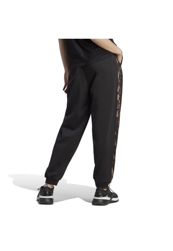 Spodnie dresowe damskie Adidas Gym & Pilates. Kolor: czarny. Materiał: dresówka. Wzór: paski. Sport: joga i pilates