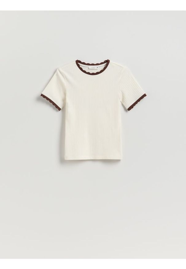Reserved - T-shirt z ozdobną lamówką - złamana biel. Materiał: wiskoza, dzianina
